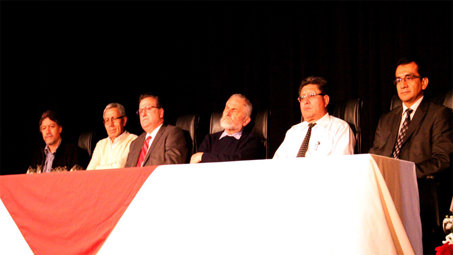Mesa directiva (desde la izq.) Milton Cerda, Jaime Padilla, José Juncosa, P. Juan Bottasso, Patricio Benavides, Guillermo Pillajo