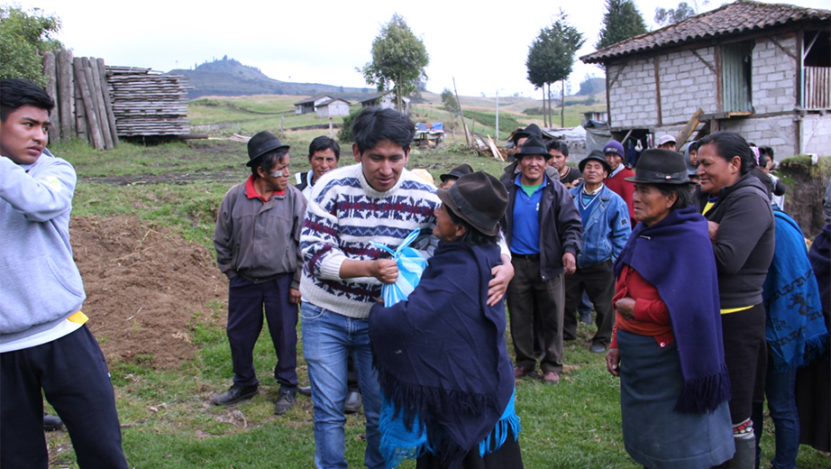 Estudiantes entregan víveres a los habitantes de la comunidad de Pasa