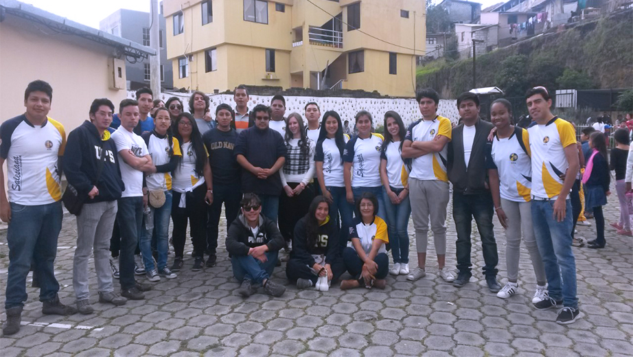 Grupo de estudiantes en el barrio La Forestal