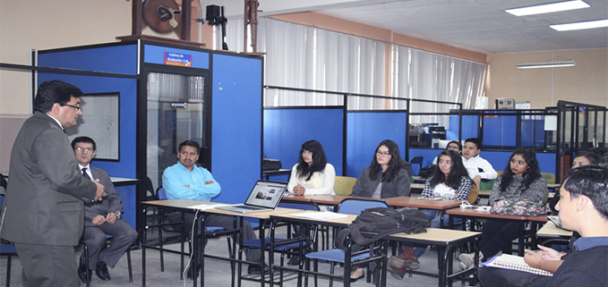 Vicerrector de la UPS sede Cuenca, César Vásquez, presentado el proyecto a los estudiantes de 7° ciclo de la carrera de Comunicación Social