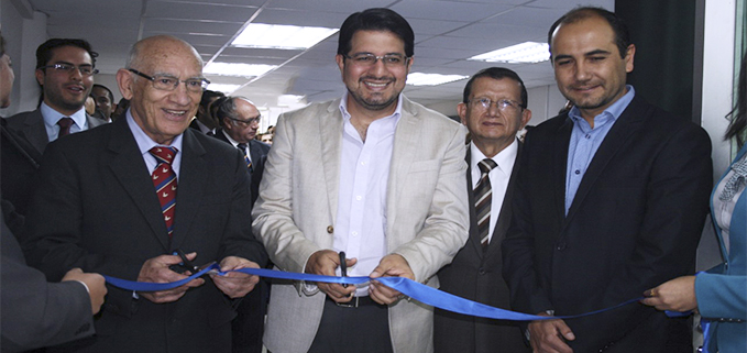 De izq. P. Javier Herrán, Rector de la UPS, Ing. Santiago León, Ministro de Industrias del Ecuador y Juan Cristóbal Lloret, Gobernador del Azuay