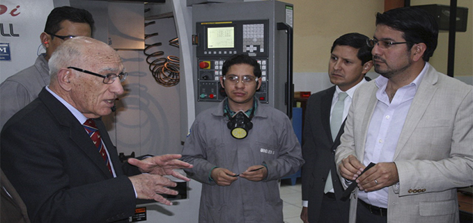 : P. Javier Herrán, Rector de la UPS y Santiago León, Ministro de Industrias en uno de los laboratorios de la UPS