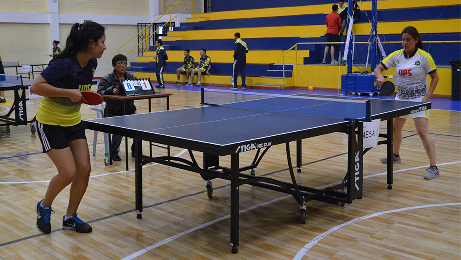 Competencia de Ping Pong en el Coliseo Universitario de la Sede Quito