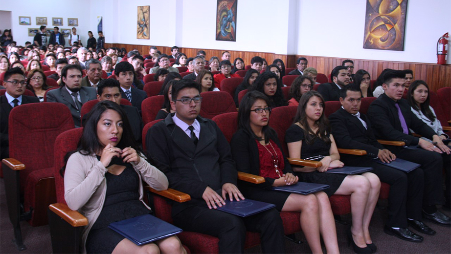 Estudiantes, profesores y padres de familia en el auditorio Monseñor Cándido Rada del campus El Girón