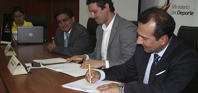 Firma del convenio participan el Ministro del Deporte, Xavier Enderica, y el Vicerrector General Academico, Luis Tobar Pesántez (i) y César Vásquez Vicerrector UPS sede Cuenca.