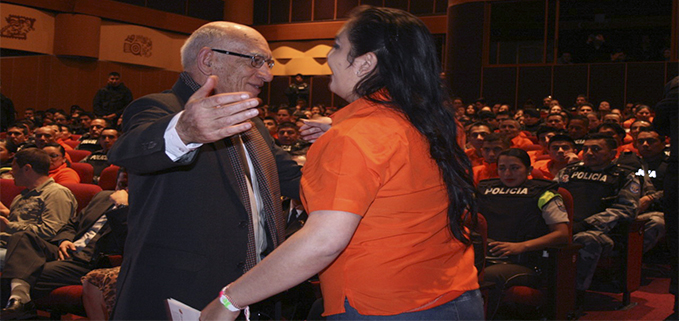 Abrazo del Padre Javier Herrán Gómez, Rector de la UPS con la nueva estudiante PPL Johana, luego de su intervención