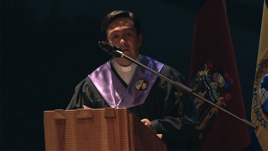 P. Robert García durante su discurso
