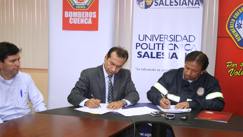 Firma del acuerdo de cooperación interinstitucional entre, Luis Tobar Vicerrector general de la UPS (I) y Patricio Lucero Jefe del Cuerpo de Bomberos de Cuenca