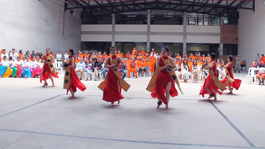 Actuación del Grupo de Danza tradicional de la UPS sede Cuenca