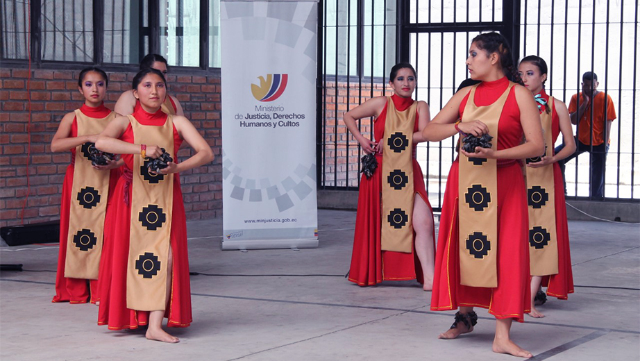Actuación del Grupo de Danza tradicional de la UPS sede Cuenca