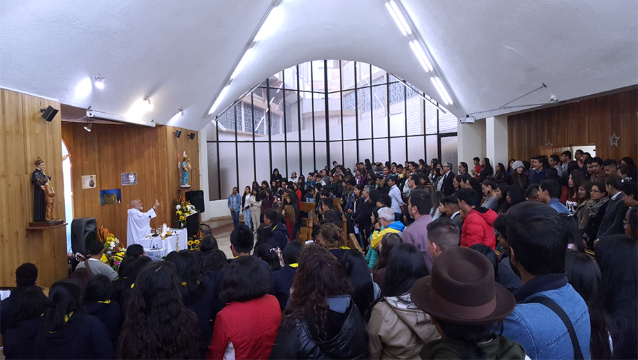 P. Juan Bottasso celebra la eucaristía en honor a Don Bosco en la capilla universitaria del Campus El Girón