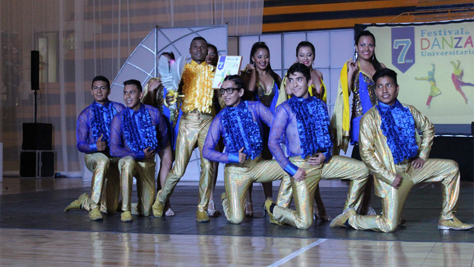 Grupo de la Universidad Técnica del Norte recibe reconocimiento frente a un numeroso público en el VII Festival de Danza Universitaria