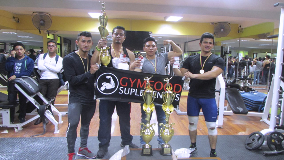 Ganadores en categoría de 74 kg. y más de 74 kg. en levantamiento de potencia, realizado en el GYM del Campus El Girón