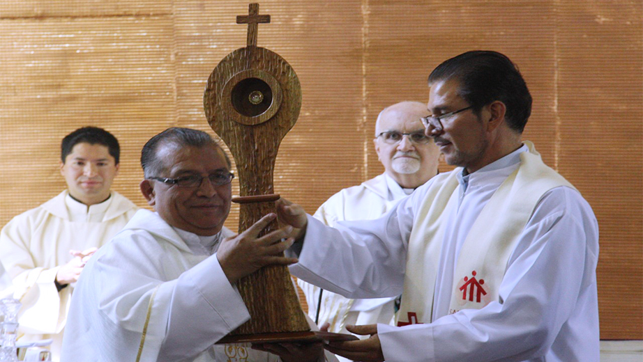 P. Jorge Molina entrega la reliquia de Don Bosco al nuevo Inspector de los Salesianos P. Francisco Sánchez