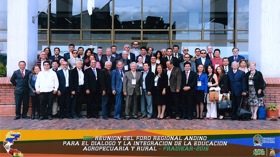 Grupo de asistentes al Foro XIII FRADIEAR realizado en Bogotá-Colombia