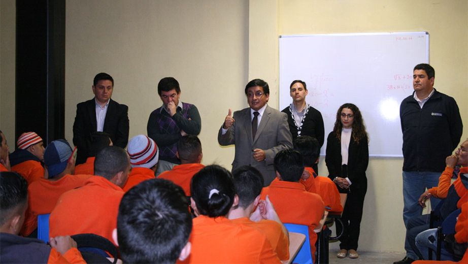 Vicerrector de la UPS sede Cuenca, César Vásquez, en el momento de su intervención ante los nuevos estudiantes
