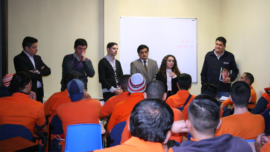 Vicerrector de la UPS sede Cuenca, César Vásquez, en el momento de su intervención ante los nuevos estudiantes