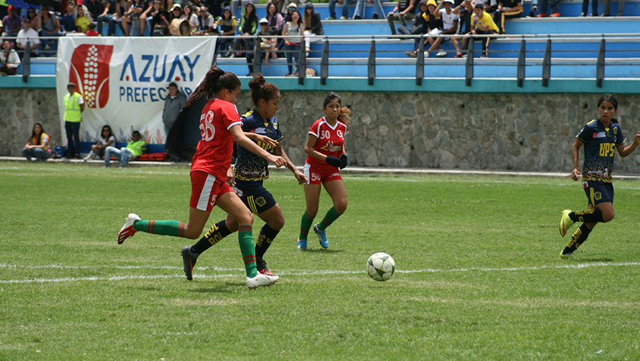 Andrea Pesantez de Carneras se apresta a rematar de derecha y convertir el primer gol del partido.