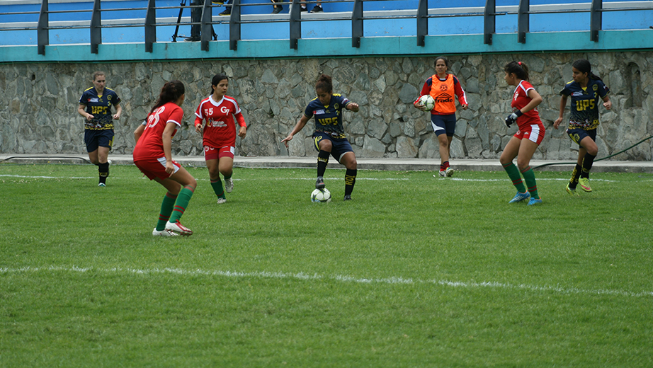 Andrea Pesantez, goleadora del partido, dominando el balón en medio de sus rivales.