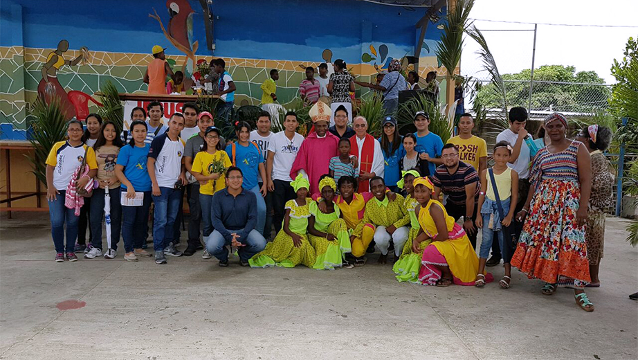 Estudiantes de la Sede Guayaquil junto a moradores del barrio Nigeria en Domingo de Ramos