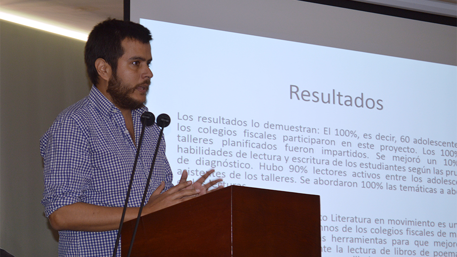 MSc. Augusto Rodríguez, docente de la UPS, durante la presentación de resultados en el proyecto Literatura en Movimiento