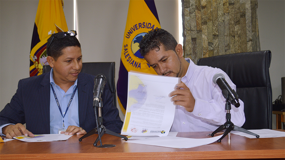 MSc. Jorge Rodríguez, director (e) de la carrera de Comunicación junto a Javier Moreira, representante de la Fundación NURTAC durante la firma de convenio