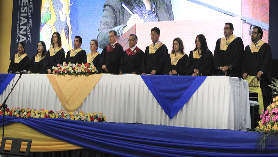 Mesa directiva presidida por el P. Francisco Sánchez, José Juncosa, Patricio Benavides y los directores de la carreras