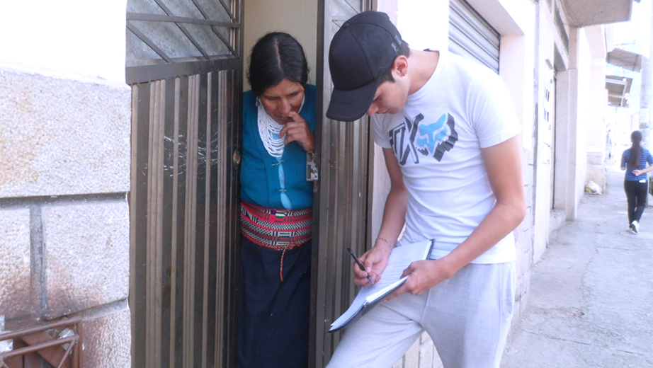 Estudiante de Comunicación Social realizando una encuesta en el barrio El Vecino