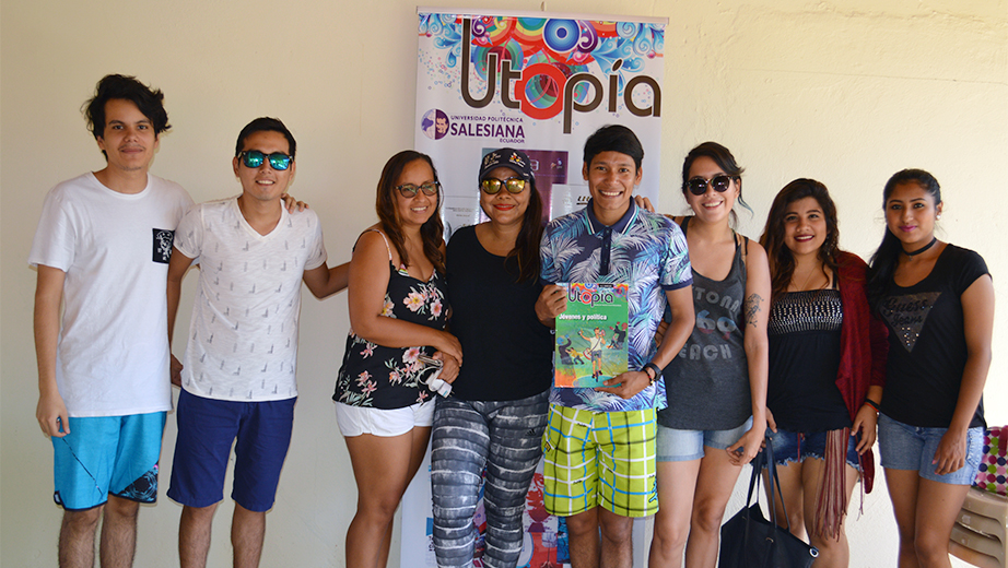 MSc. Betty Rodas (centro), editora de UTOPÍA, junto a los nuevos integrantes de la Sede Guayaquil