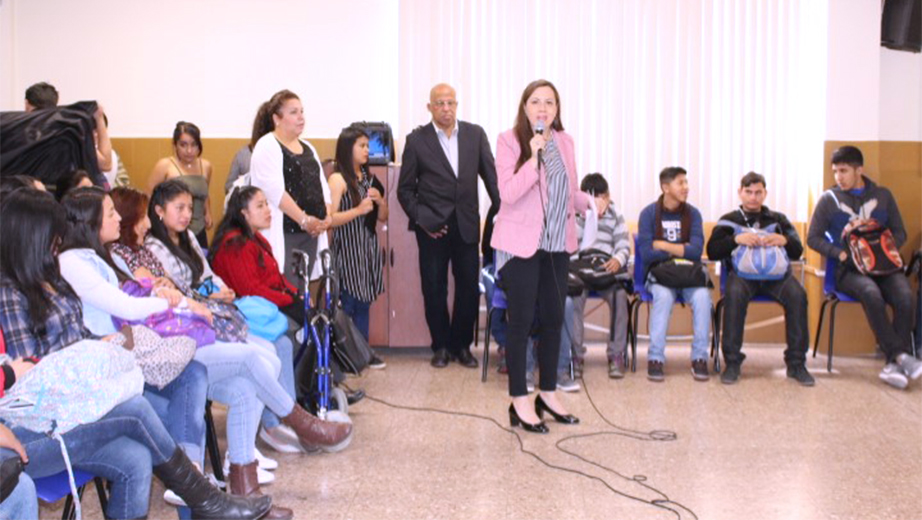 Docentes: Adriana Toral, Fernanda Jiménez y Héctor González en el momento de la interacción con los estudiantes