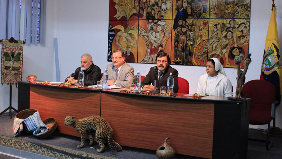 Panelistas P. Juan Bottasso, José Juncosa, Sor Kintianua Petsain y Hernán Hermosa (moderador)