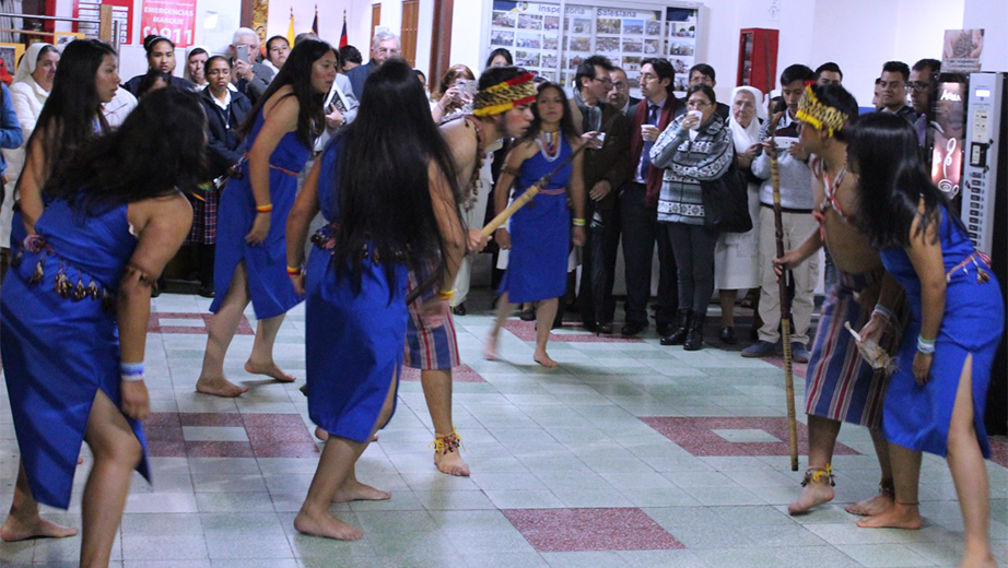 Grupo de Danza Ecuatoriana presenta la coreografía Shuar Ayumpum – Arutum