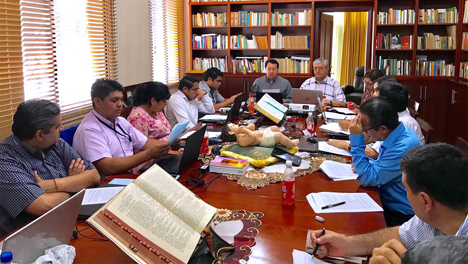 Docentes de la Sede Guayaquil junto con el P. Juan Cárdenas y el P. Luciano Bellini, sdb. (al fondo en el centro)