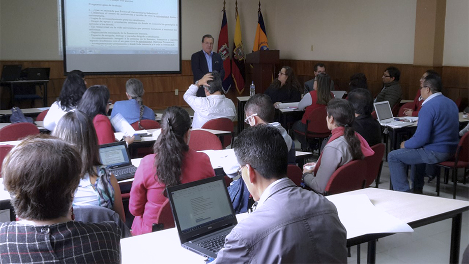 Antropólogo José Juncosa, vicerrector de la Sede Quito, durante su intervención en la Jornada de Reflexión sobre la Pastoral Universitaria en las IUS