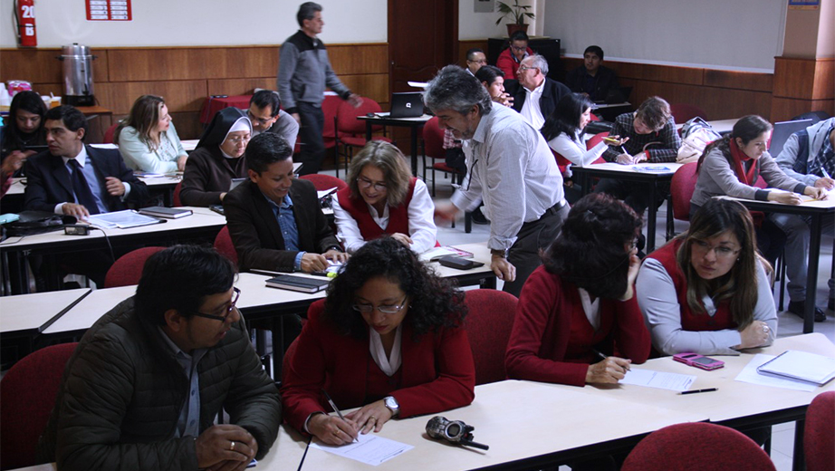 Directores de carrera, directores técnicos, profesores y coordinadores de la Sede Quito analizan el documento