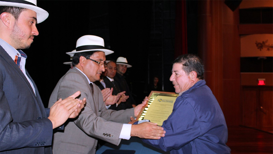 Entrega de la placa de reconocimiento al Señor Enrique Arias por parte del Vicerrector de la UPS sede Cuenca, César Vásquez Vásquez