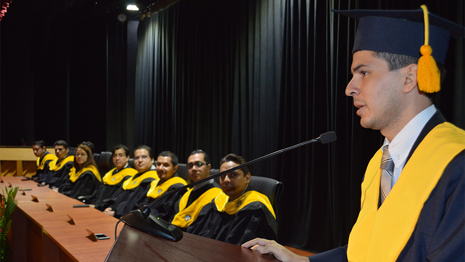 Ing. César Castro, durante su discurso en representación de los graduados
