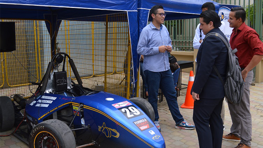 Exposición del carro Competencia Formula SAE