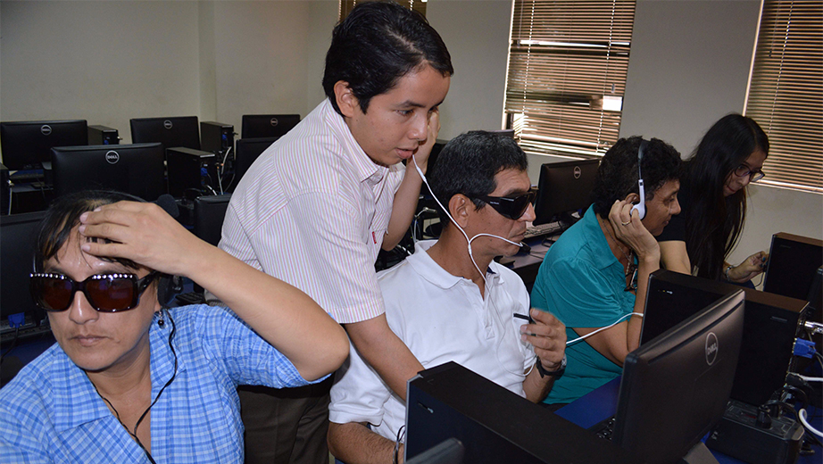 Participantes con Wladimir Velasco, capacitador del evento