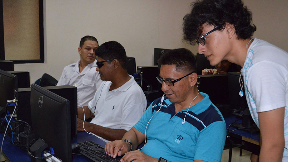 Estudiantes junto a los asistentes del curso NVDA con Windows 8