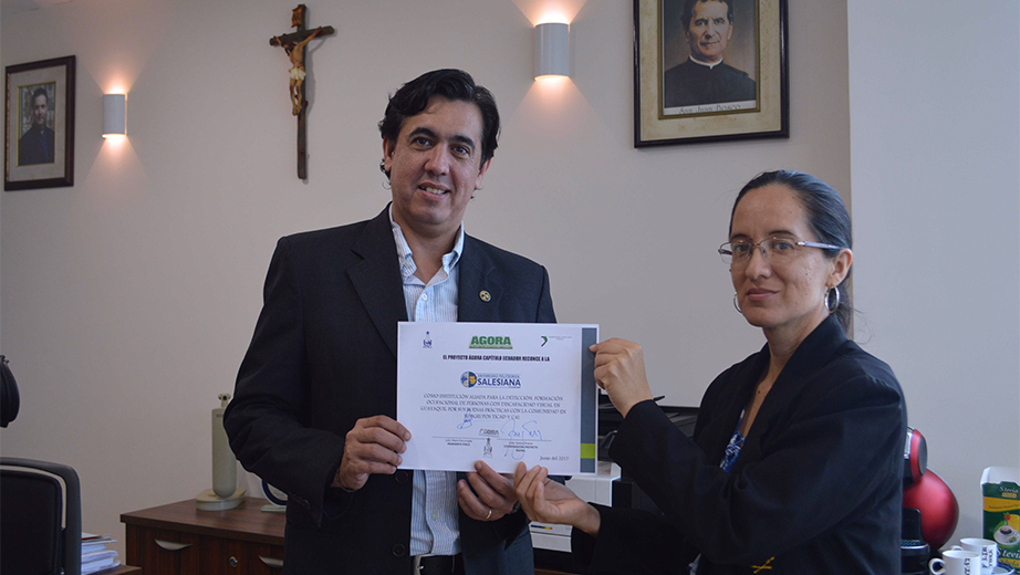 Eco. Andrés Bayolo, vicerrector de la sede Guayaquil, recibiendo el reconocimiento