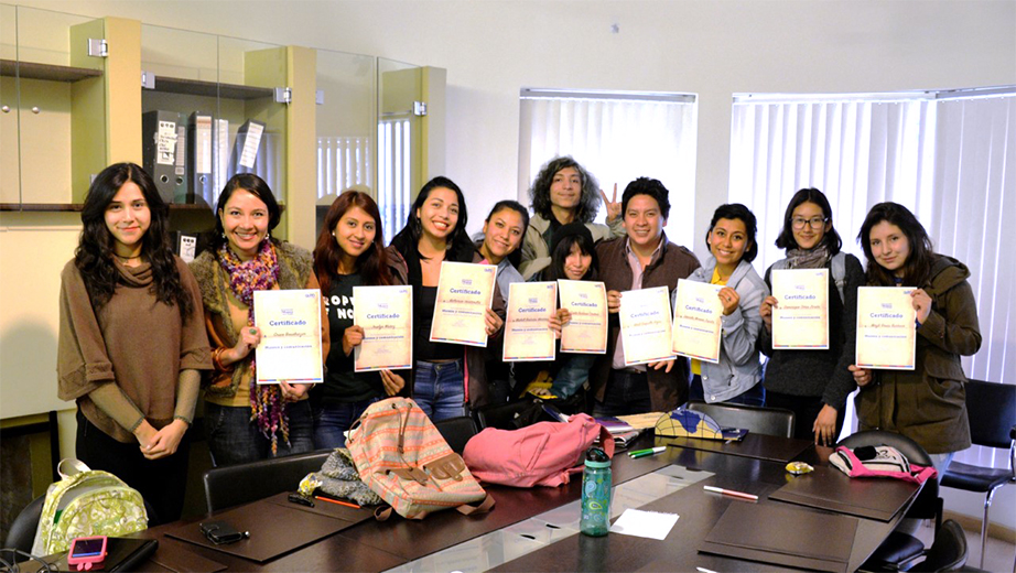Estudiantes del ASU Utopía reciben certificados por haber completado el curso sobre periodismo y museos