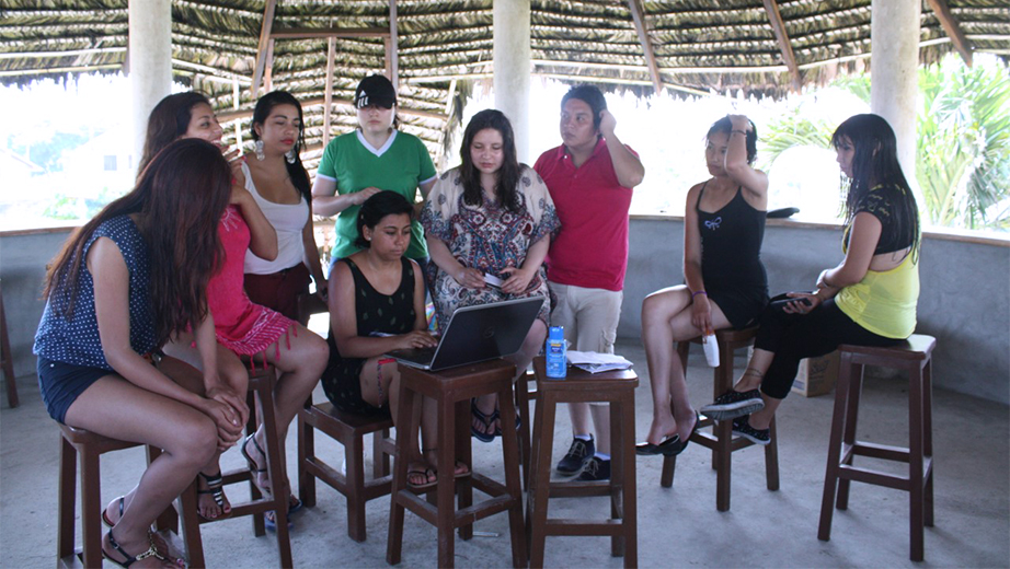 Estudiantes del Grupo ASU Utopía en la jornada de integración y planificación en Esmeraldas