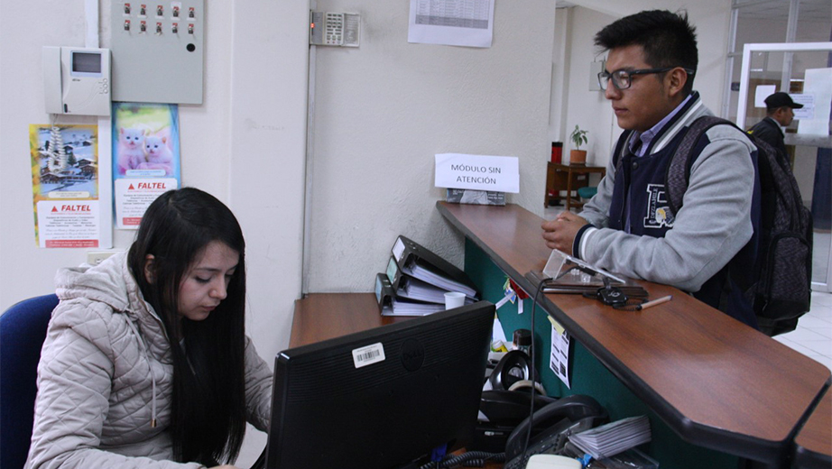 Estudiante realizando el proceso de matrículas presencial en la Sede Quito
