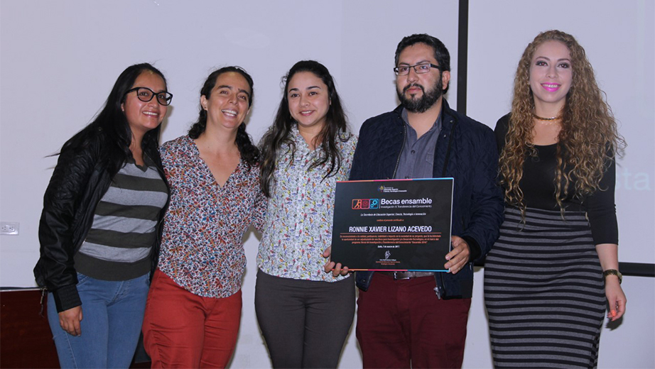 (de Izq.) Paola Chávez y Ronnie Lizano durante la entrega del certificado del programa Becas Ensamble 2016