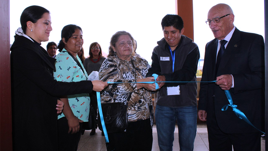 The ribbon cutting by Margarita Villacrés from the World Federation of the Deafblind  and Marco Capón from UPS, accompanied by Amparo Naranjo from UNESCO (left) and Javier Herrán Gómez, UPS president (right)