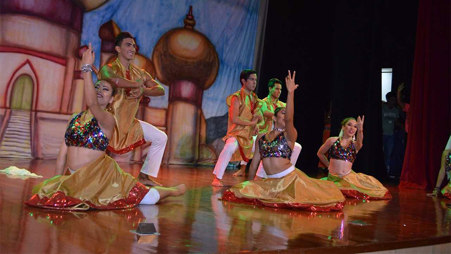 Coreografía de Bollywood presentada por el grupo de danza moderna de la UPS