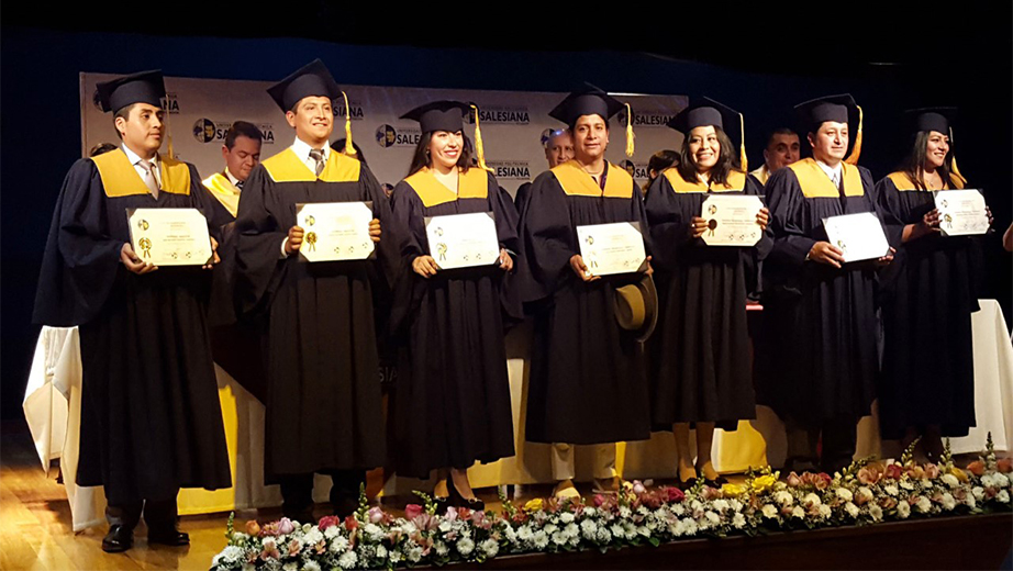 Grupo de graduados en la ceremonia de incorporación. (Ing. Luis Andrango cuarto desde la izquierda)