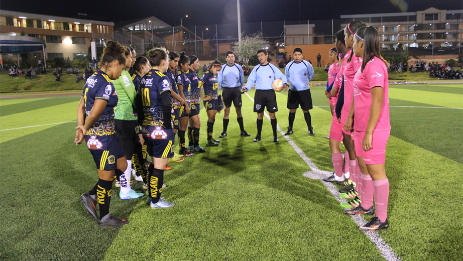 Las Carneras y la Selección nacional de fútbol femenino Sub20 antes iniciar el partido amistoso
