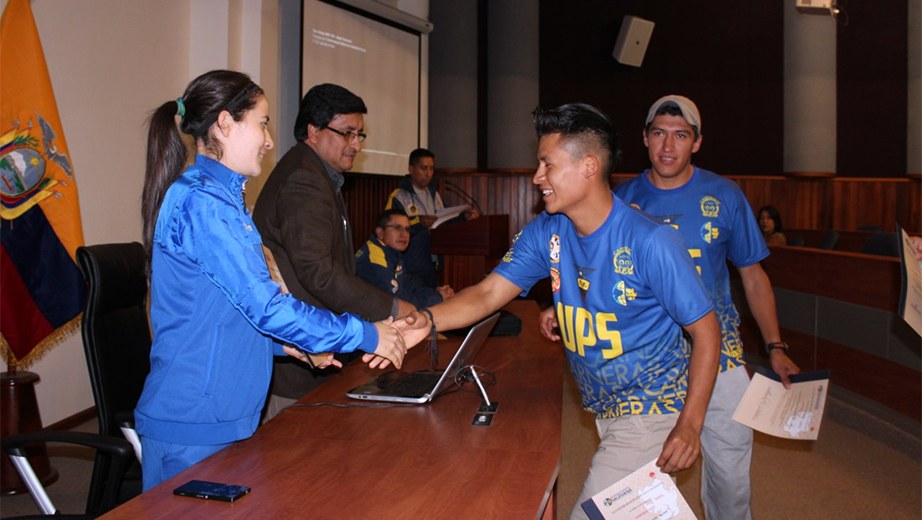 Vanessa Arauz, entrenadora de la Selección femenina ecuatoriana, y el Econ. Cesar Vásquez, vicerrector UPS sede Cuenca, en la entrega de certificados